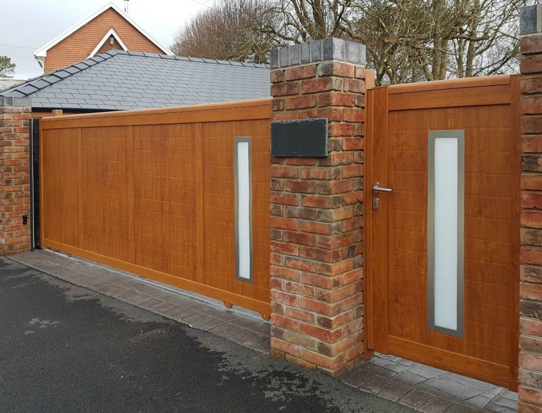 Aluminium gates in wood effect finish